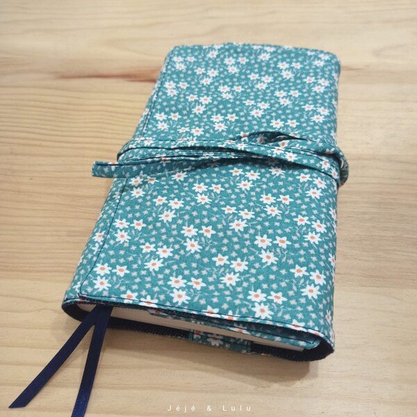 Protège livre  de poche, agenda et manga  /couvre livre / pochette motif fleuri / ajustable, avec marque page.