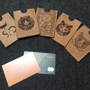 Creditcardhouder / zorgpas / kantinepas / nieuw formaat CNI Lath-serie, gegraveerd in kameelkleurig imitatieleer. Patroon: Katten