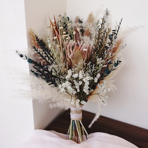 Dry flower bouquet, Pampas bouquet, Protea Suzara indoor flower arrangement, wedding scene, holiday gifts