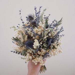 Natürliche blaue Distel-Creme-Baby-Atmungs-Trockenblumen-Brautstrauß, Boho-Hochzeits-Trockenblumen, Salbei-grüner Eukalyptusblatt-Blumenstrauß