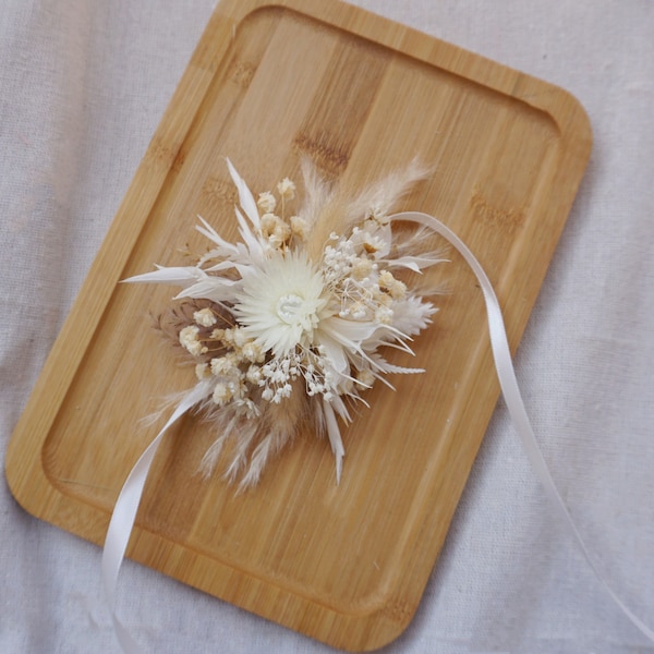 Pampas grass Cream tones wrist corsage / Dried rustic flowers matching pin on corsage / Dried flowers Bunny tail Wedding Accessory