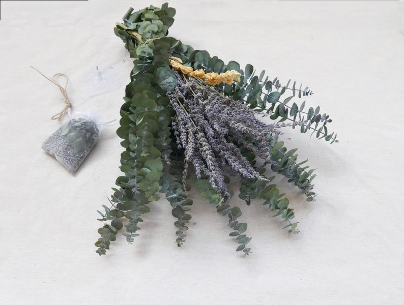 Branches d'eucalyptus stabilisées, composition florale à faire soi-même, décoration d'anniversaire de mariage de famille image 10