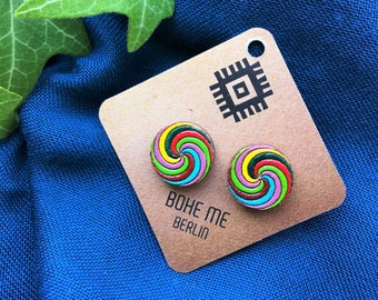 Könnte beinhalten: Ein Paar bunte Holzohrringe mit Spiralmuster. Die Ohrringe befinden sich auf einer braunen Karte mit dem Text "BOHE ME BERLIN".