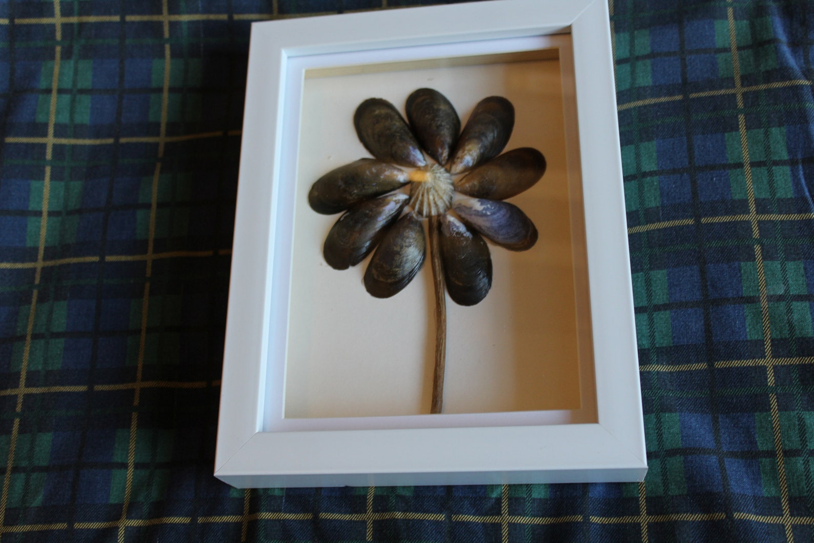 Photo inspiration: Fresh Look at Handmade Pebble And Shell Mussel Flower Picture