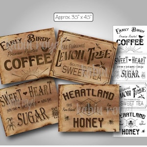以下が含まれることがあります： 「Coffee」、「Lemon Tree Sweet Tea」、「Sugar」、「Honey」などの文字が書かれた、ヴィンテージスタイルの看板のコレクション。看板のサイズは約8.9 x 11.4 cmで、茶色とベージュの色合いで、使い古されたような外観をしています。素朴で田舎風の美学を持っています。
