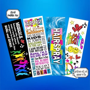 Puede incluir: Cuatro marcapáginas coloridos con temas de teatro musical. Un marcapáginas negro tiene la palabra "MUSICALS" y siluetas de bailarines. Otro presenta "HAIRSPRAY" con títulos de canciones. El tercero tiene "HAIRSPRAY" sobre un fondo azul. El último tiene la palabra "theatre" con notas musicales y emoticonos.