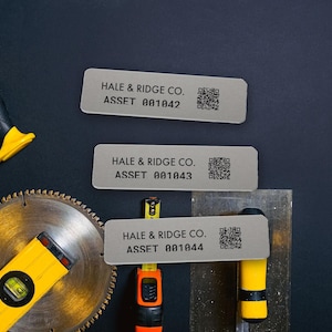 Etiquetas de metal personalizadas para identificação de ativos, etiquetas de alumínio gravadas e numeradas com código de barras ou QR Code, etiquetas de identificação de equipamentos, com verso adesivo.