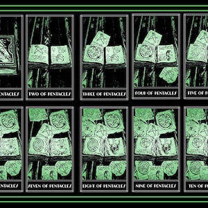 Op de afbeelding: Een tarotkaartafdruk met de Aas tot en met Tien van Pentakels. Elke kaart wordt weergegeven in een rechthoekig kader met een zwarte achtergrond en een groene rand. De kaarten hebben een groen-witte kleurstelling, met gedetailleerde illustraties en tekst.