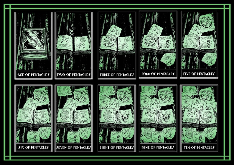 Op de afbeelding: Een tarotkaartafdruk met de Aas tot en met Tien van Pentakels. Elke kaart wordt weergegeven in een rechthoekig kader met een zwarte achtergrond en een groene rand. De kaarten hebben een groen-witte kleurstelling, met gedetailleerde illustraties en tekst.