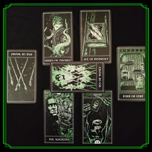 Op de afbeelding: Een verzameling tarotkaarten met zwarte achtergronden en groene illustraties. De kaarten bevatten titels als "Queen of Swords", "Ace of Pentacles", "Ten of Wands", "Four of Cups", "The Magician", "Death" en "Five of Wands".