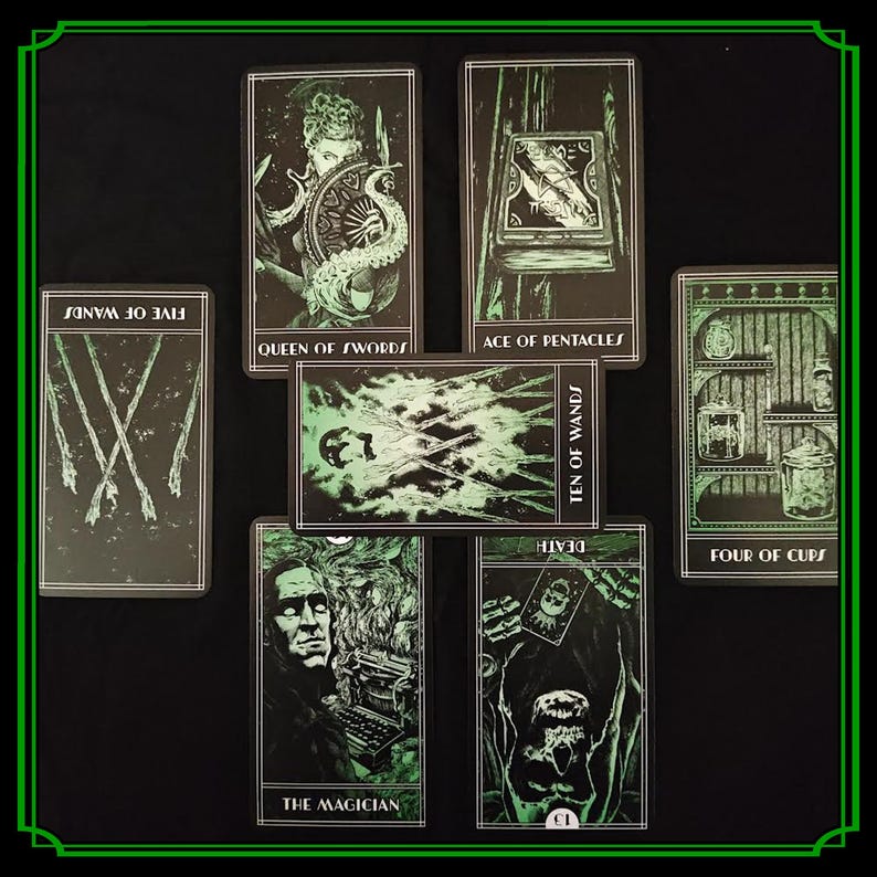 Op de afbeelding: Een verzameling tarotkaarten met zwarte achtergronden en groene illustraties. De kaarten bevatten titels als "Queen of Swords", "Ace of Pentacles", "Ten of Wands", "Four of Cups", "The Magician", "Death" en "Five of Wands".