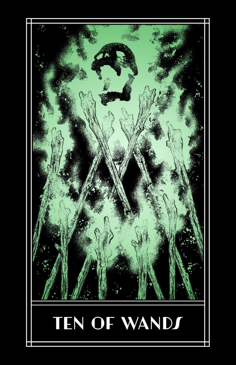 Op de afbeelding: Een tarotkaartillustratie met een zwarte achtergrond en een groen, rokerig effect. De kaart toont tien staven in een kruisvorm, met een schedelachtig beeld bovenaan. De tekst "TEN OF WANDS" staat onderaan.
