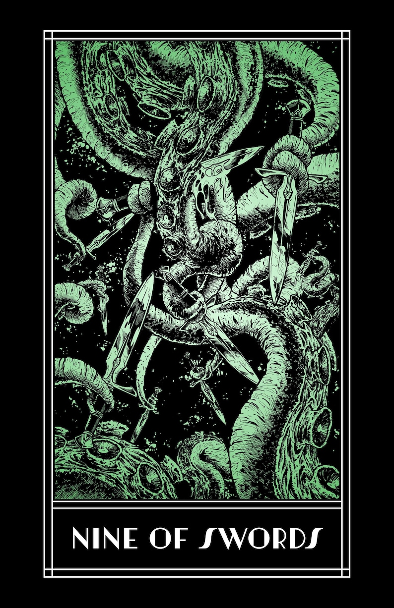 Op de afbeelding: Een tarotkaartillustratie in groen en zwart. De afbeelding toont een monsterlijk wezen met tentakels en zwaarden. De tekst "NINE OF SWORDS" wordt onderaan de kaart weergegeven.