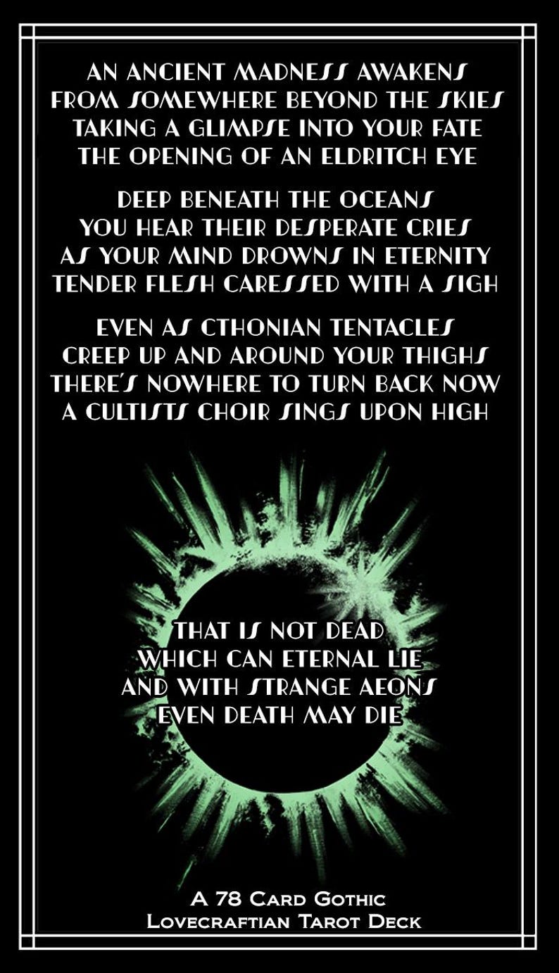 Op de afbeelding: Zwarte tarotkaart met witte tekst die een oude waanzin en een sekte beschrijft. Een groen, gloeiend cirkelvormig ontwerp staat in het midden. De tekst onderaan luidt "A 78 Card Gothic Lovecraftian Tarot Deck."
