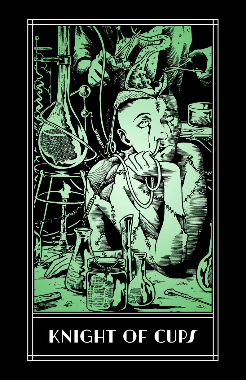 Op de afbeelding: Een zwart-groene tarotkaartillustratie met een figuur met gestikte huid, omringd door laboratoriumapparatuur. De kaart is onderaan voorzien van de tekst "KNIGHT OF CUPS".