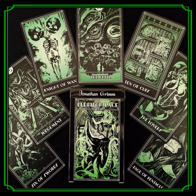 Op de afbeelding: Een tarotkaartspel met een zwart en groen ontwerp. De kaarten tonen illustraties en tekst, waaronder "De Duivel", "Ridder van Staven" en "Oordeel". Het spel heet "Eldritch Lace Tarot" van Jonathan Grimm.