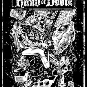Op de afbeelding: Zwart-witte illustratie van een ruimte-astronaut die gitaar speelt met een schedel- en kruisbeenderenontwerp. De titel "The Art of the Hand of Doom" staat bovenaan de afbeelding. De naam van de kunstenaar, "Jonathan Grimm", staat onderaan de afbeelding.