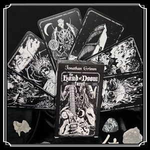 The Hand of Doom Tarot deck Oracle Lovecraft heavy metal stoner rock n roll noir dark fantasy science fiction horreur fille gothique sorcière lovecraftienne