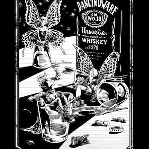 Peut inclure: Illustration en noir et blanc d'une carte de tarot, le Trois de Coupes. La carte repr&eacute;sente trois f&eacute;es assises dans des verres de whisky. La bouteille de whisky est &eacute;tiquet&eacute;e "Dancin'ware Unseelie County Whiskey est. 1970".