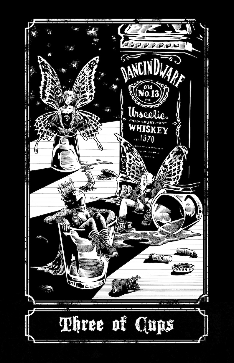 Peut inclure: Illustration en noir et blanc d'une carte de tarot, le Trois de Coupes. La carte repr&eacute;sente trois f&eacute;es assises dans des verres de whisky. La bouteille de whisky est &eacute;tiquet&eacute;e "Dancin'ware Unseelie County Whiskey est. 1970".