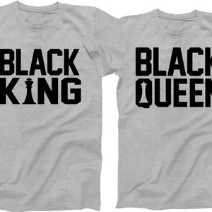 Puede incluir: Dos camisetas grises con texto negro y gr&aacute;ficos de piezas de ajedrez. La primera camiseta dice "Black King" con una pieza de rey de ajedrez negra. La segunda camiseta dice "Black Queen" con una pieza de reina de ajedrez negra.