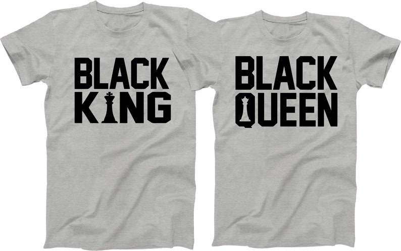 Puede incluir: Dos camisetas grises con texto negro y gr&aacute;ficos de piezas de ajedrez. La primera camiseta dice "Black King" con una pieza de rey de ajedrez negra. La segunda camiseta dice "Black Queen" con una pieza de reina de ajedrez negra.