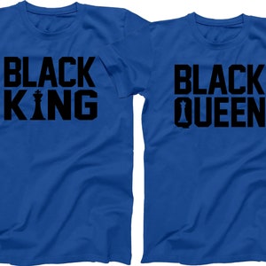 Puede incluir: Dos camisetas azul real con texto negro y gr&aacute;ficos de piezas de ajedrez. La camiseta de la izquierda dice "Black King" con un gr&aacute;fico de rey de ajedrez negro. La camiseta de la derecha dice "Black Queen" con un gr&aacute;fico de reina de ajedrez negro.