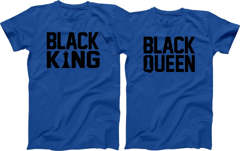 Puede incluir: Dos camisetas azul real con texto negro y gr&aacute;ficos de piezas de ajedrez. La camiseta de la izquierda dice "Black King" con un gr&aacute;fico de rey de ajedrez negro. La camiseta de la derecha dice "Black Queen" con un gr&aacute;fico de reina de ajedrez negro.