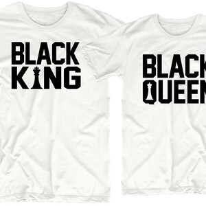 Puede incluir: Dos camisetas blancas con texto negro. Una camiseta dice "Black King" con un icono de rey de ajedrez. La otra camiseta dice "Black Queen" con un icono de reina de ajedrez.