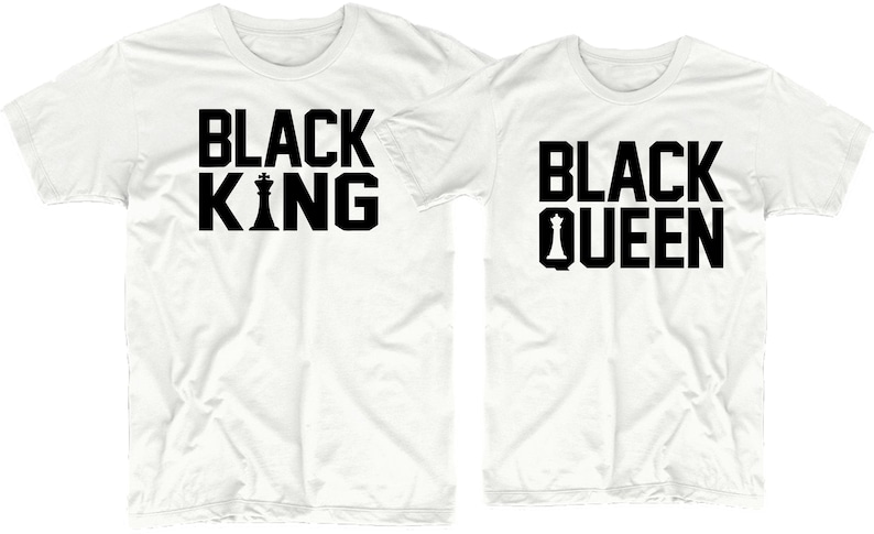 Puede incluir: Dos camisetas blancas con texto negro. Una camiseta dice "Black King" con un icono de rey de ajedrez. La otra camiseta dice "Black Queen" con un icono de reina de ajedrez.