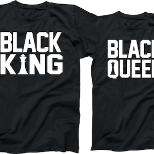 Puede incluir: Dos camisetas negras con texto blanco y gr&aacute;ficos de piezas de ajedrez. La primera camiseta dice "Black King" con un gr&aacute;fico de rey de ajedrez. La segunda camiseta dice "Black Queen" con un gr&aacute;fico de reina de ajedrez.