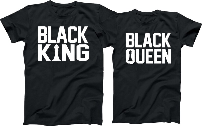 Puede incluir: Dos camisetas negras con texto blanco y gr&aacute;ficos de piezas de ajedrez. La primera camiseta dice "Black King" con un gr&aacute;fico de rey de ajedrez. La segunda camiseta dice "Black Queen" con un gr&aacute;fico de reina de ajedrez.