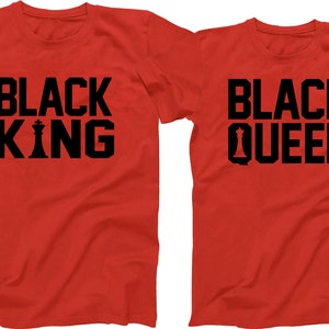 Puede incluir: Dos camisetas rojas con texto negro. Una camiseta dice "Black King" con un icono de rey de ajedrez negro. La otra camiseta dice "Black Queen" con un icono de reina de ajedrez negro.