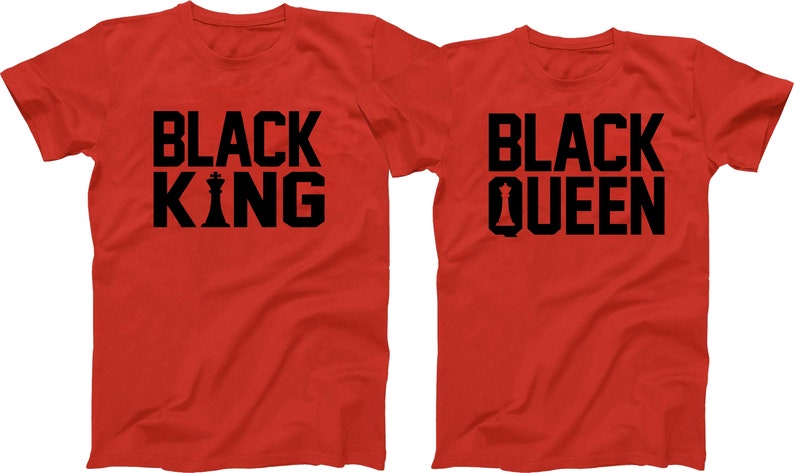 Puede incluir: Dos camisetas rojas con texto negro. Una camiseta dice "Black King" con un icono de rey de ajedrez negro. La otra camiseta dice "Black Queen" con un icono de reina de ajedrez negro.
