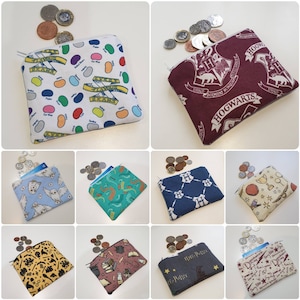 Puede incluir: Diez monederos de tela diferentes con varios diseños. Los monederos son todos de tela de algodón y tienen cierre de cremallera. Los diseños incluyen Harry Potter, gominolas, un búho azul y blanco, un dinosaurio verde y blanco, un escudo azul y blanco, una taza beige y marrón, un libro rosa y marrón, un diseño de Harry Potter beige y marrón, un diseño de Hogwarts beige y marrón y un diseño de Harry Potter beige y marrón con una cita.
