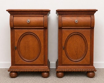 Mesas de cabeceira "Victorinia" da coleção Victoria Sampler da Lexington Furniture Vintage