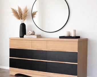 Cómoda vintage de mediados de siglo, negra y de madera.