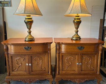 Pair of Vintage Lexington Furniture Victoria Sampler Collection Oak Nightstands Endtables