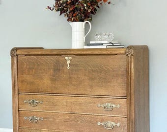 Cómoda antigua de cedro y roble con ruedas giratorias.