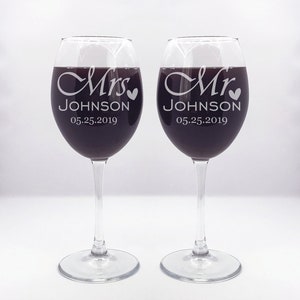 Bride and Groom Wine Glasses. Wedding Set of 2 Wine Glasses Mr and Mrs. Custom Wedding Gift Engraved. Personalized wedding glasses / Mr Mrs