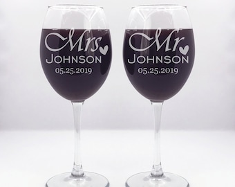 Bride and Groom Wine Glasses. Wedding Set of 2 Wine Glasses Mr and Mrs. Custom Wedding Gift Engraved. Personalized wedding glasses / Mr Mrs