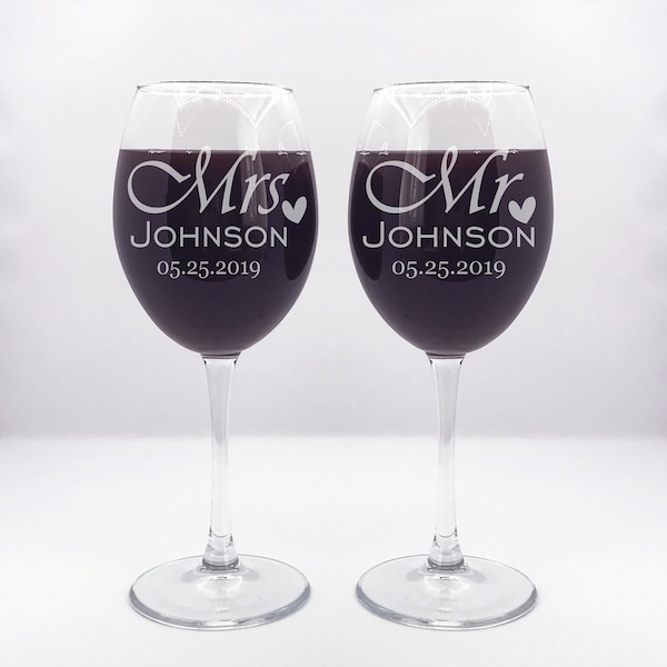 Bride and Groom Wine Glasses. Wedding Set of 2 Wine Glasses Mr and Mrs. Custom Wedding Gift Engraved. Personalized wedding glasses / Mr Mrs