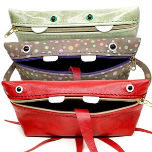 Trousse de toilette en cuir avec une drôle de tête