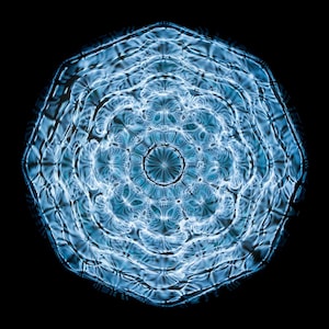 Könnte beinhalten: Ein symmetrisches, abstraktes Bild mit einem komplexen Muster aus hellblauen Linien und Formen vor schwarzem Hintergrund. Das Design hat ein kreisförmiges, blütenartiges Aussehen mit komplizierten Details.