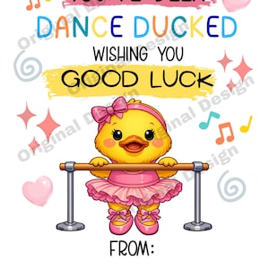 Könnte beinhalten: Ein farbenfrohes Grafikdesign mit dem Text "YOU'VE BEEN DANCE DUCKED WISHING YOU GOOD LUCK". Ein gelbes Entenküken in einem rosa Tutu und Schleife hält eine Ballettstange. Noten und Herzen schmücken den Hintergrund. Das Wort "FROM:" steht unten.