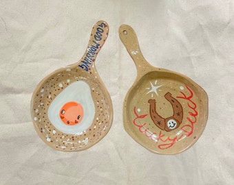 Ceramic Skillet, handmade, novelty kitchenware, mini sauce pan, spoon rest, pottery, flying pan, kitsch homewear, ornament, trinket disk
