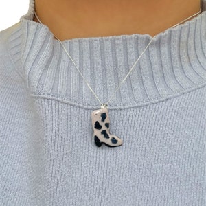 Joyas de botas de vaquero, collar con dijes, colgante novedoso, pintado a mano, cerámica, cadena de plata, vaquera, western, rodeo
