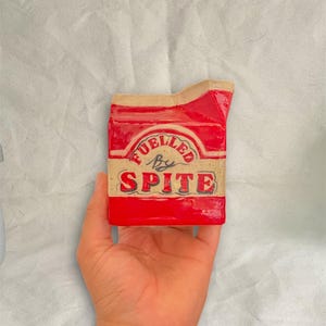 Enfeite de caixa de leite, Fuelled By Spite, feito à mão, utensílios de cozinha inovadores, personalizado, cerâmica pintada à mão, presente de inauguração, decoração de casa peculiar