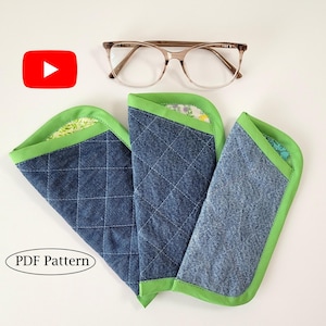 Könnte beinhalten: Drei gesteppte Jeansstoff-Etuis mit leuchtend grünem Rand und floralem Innenfutter, angeordnet unter einer Brille mit transparentem Rahmen. Das Bild enthält ein rotes YouTube-Wiedergabesymbol und den Text PDF Pattern in einem Oval.