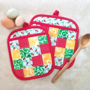 Easy Potholder Pattern Set - Rectangular or Square With Pocket - PDF Download Quilted Potholder pattern and tutorial to make 2 sizes